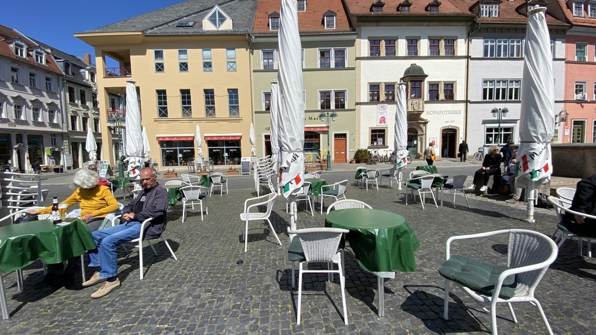 Die Stadt Weimar öffnet als erste Stadt in Thüringen ihre Straßen und Plätze für Tische und Stühle der von den Pandemie-Maßnahmen gezeichneten Wirte.