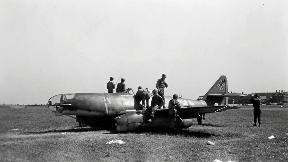 Soldaten der US-Armee besichtigen am 12. Mai 1945 auf dem Flugplatz Nohra die gelandete Maschine Me 262 V555.