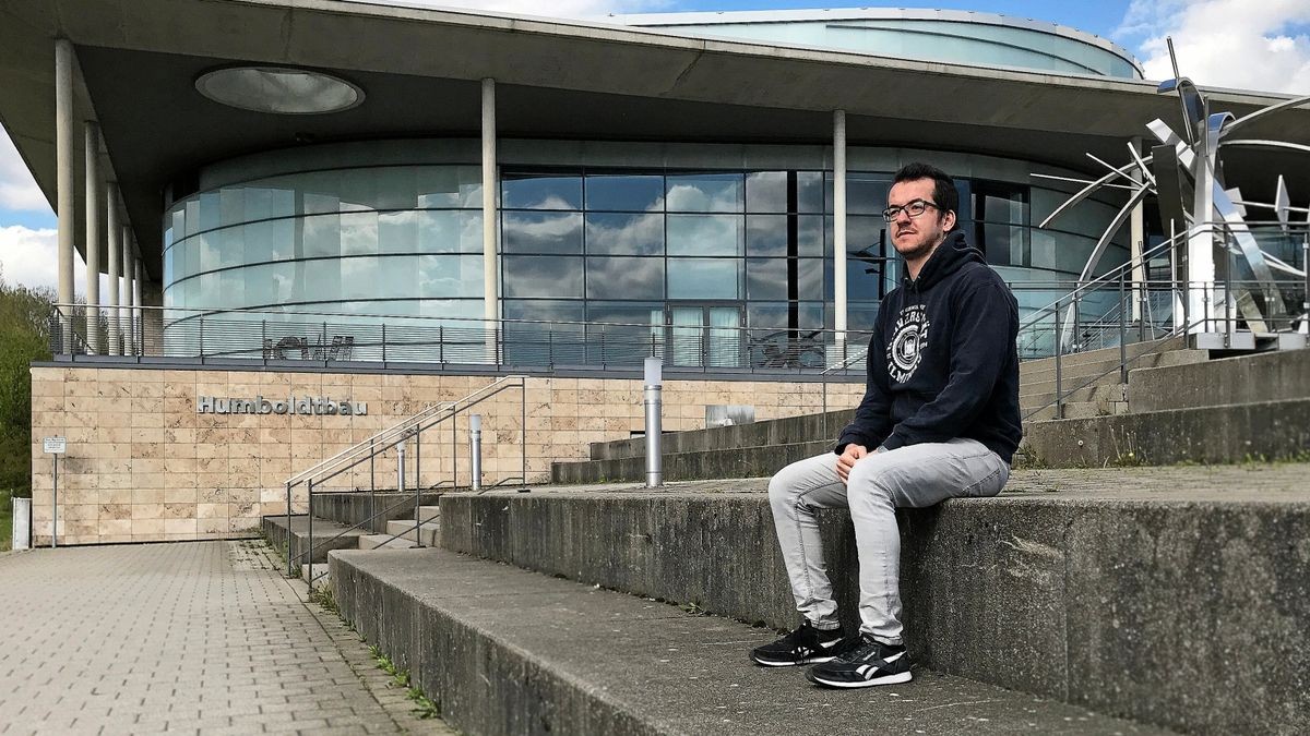 Der aus Syrien stammende Ahmad Omira fühlt sich in Ilmenau wohl. Der 28-Jährige steht kurz vor dem Abschluss seines Studiums an der Technischen Universität.  Hier sitzt er vor dem Humboldtbau.