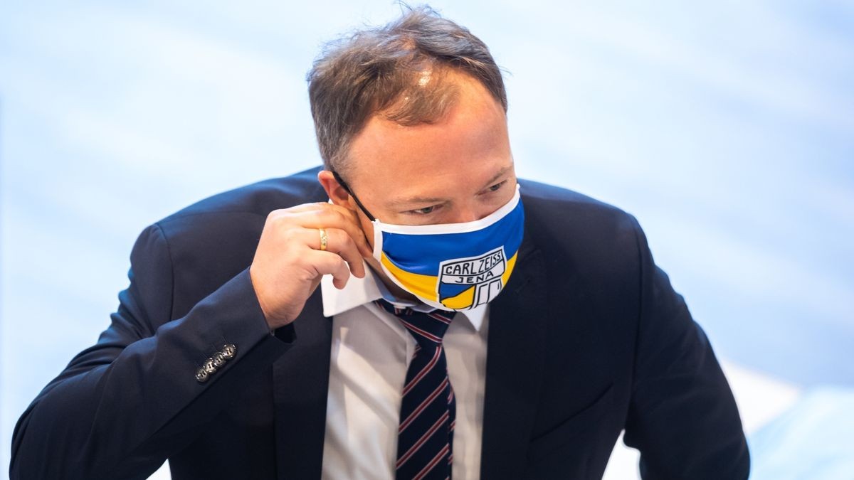 CDU-Fraktionsvorsitzender Mario Voigt mit einer FC Carl Zeiss Jena-Atemschutzmaske.