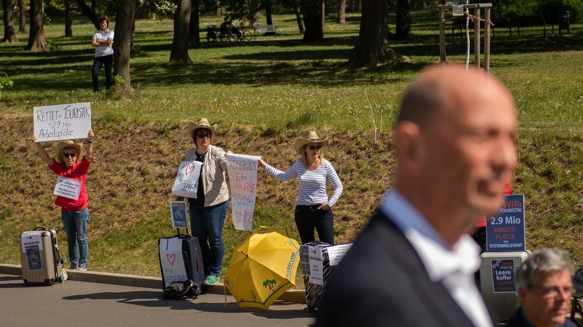 Beschäftigte der Tourismusbranche demonstrieren am Rande der Landtagssitzung. Rechts im Foto: Tourismusminister Wolfgang Tiefensee 