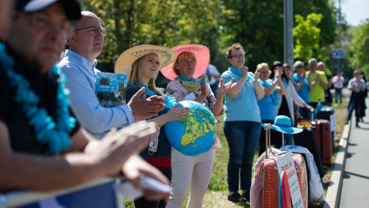 08/05/2020-Erfurt: Leben unter Corona / Beschäftigte der Tourismusbranche demonstrieren am Rande der Landtagssitzung mit einem aufblasbaren Globus. / (Foto: Sascha Fromm / Thueringer Allgemeine)