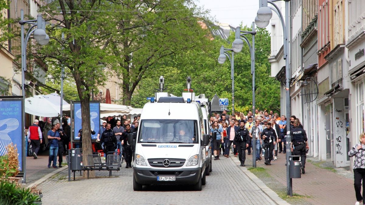 Rund 750 Menschen demonstrierten beim sogenannten Spaziergang durch die Geraer Innenstadt gegen die Corona-Beschränkungen. 