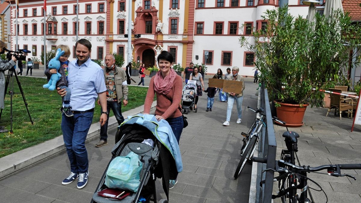 Fühlen sich allein gelassen: Daniel Runge (l.) und Eltern, die am Samstag  mit einem Spaziergang für Kitaöffnungen demonstrierten.