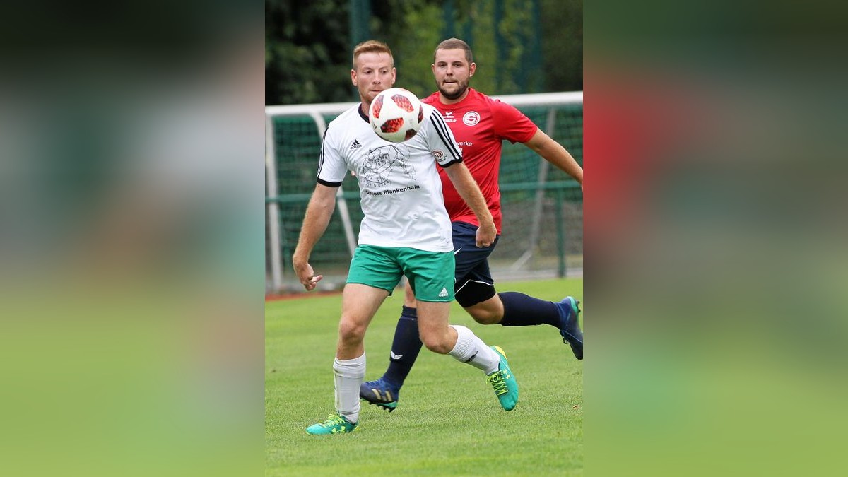 Der Saalfelder Tom Henniger (hinten, hier mit dem Blankenhainer Tobias Telle) muss noch mindestens bis September mit dem Fußballspielen warten.