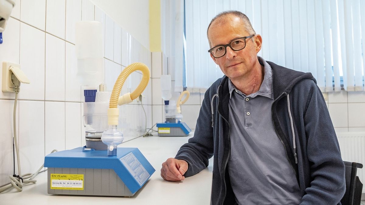 Andreas Weigel neben einem Inhalationsgerät im Klinikzentrum in Bad Sulza. Er wird zum Wochenende die Reha-Einrichtung bereits verlassen können.