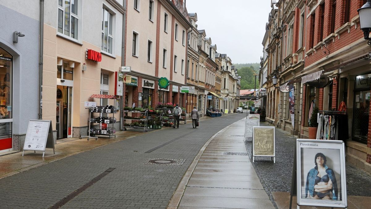 Fast menschenleer ist die Fußgängerzone der Greizer Altstadt. Der Landkreis Greiz ist derzeit eines der besonders von der Corona-Pandemie betroffenen Gebiete in Deutschland. 