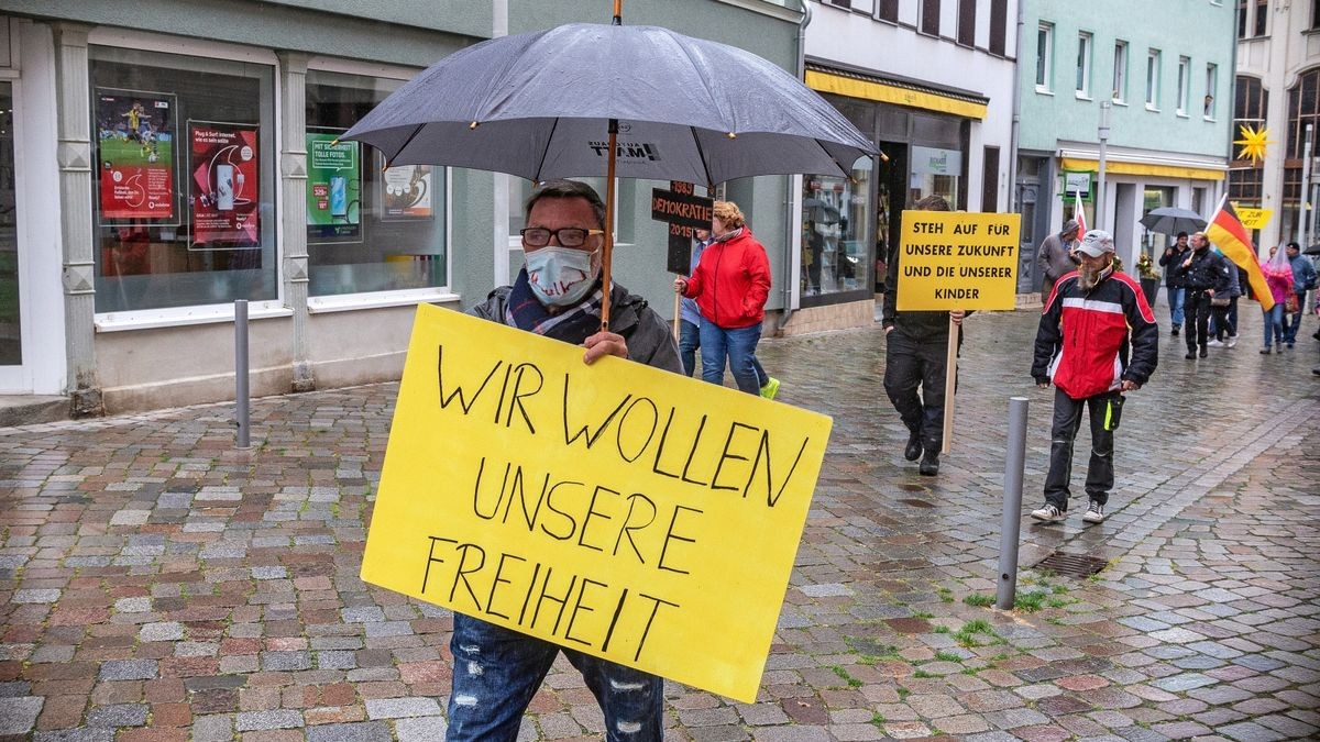 Im leichten Regen zogen rund zwei Dutzend Demonstrationsteilnehmer vom Stadthaus aus los.