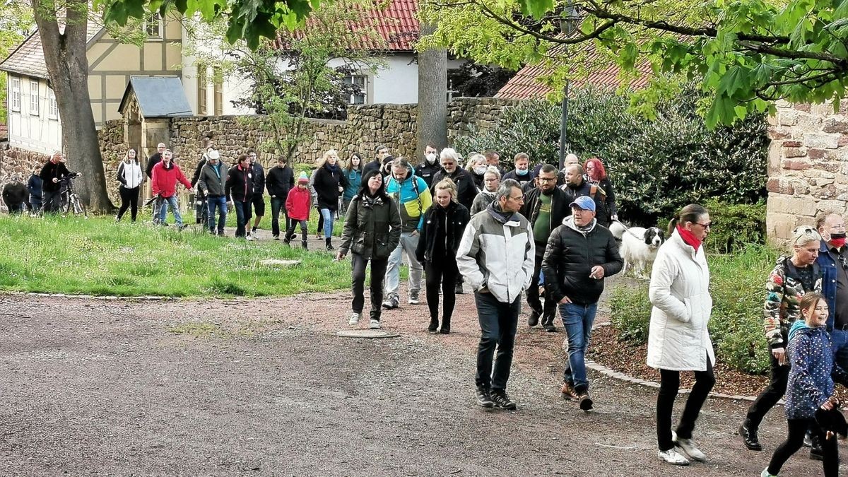 Etwa 130 Menschen versammelten sich am Montagabend zu einem 40-minütigen Spaziergang durch die Eisenacher Innenstadt, mit dem sie gegen die vermeintliche Beschneidung von Grundrechten und Auflagen in der Corona-Pandemie demonstrierten.