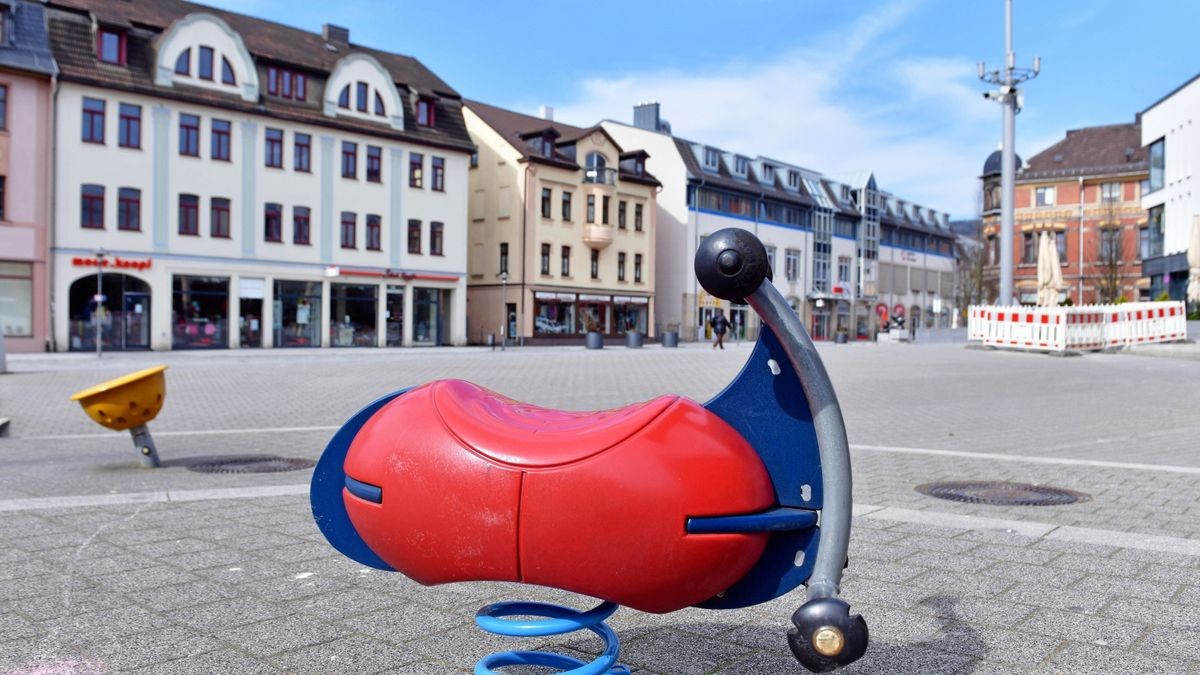 Fast menschenleer ist die Bahnhofstraße zur Mittagszeit in der Stadt Sonneberg.