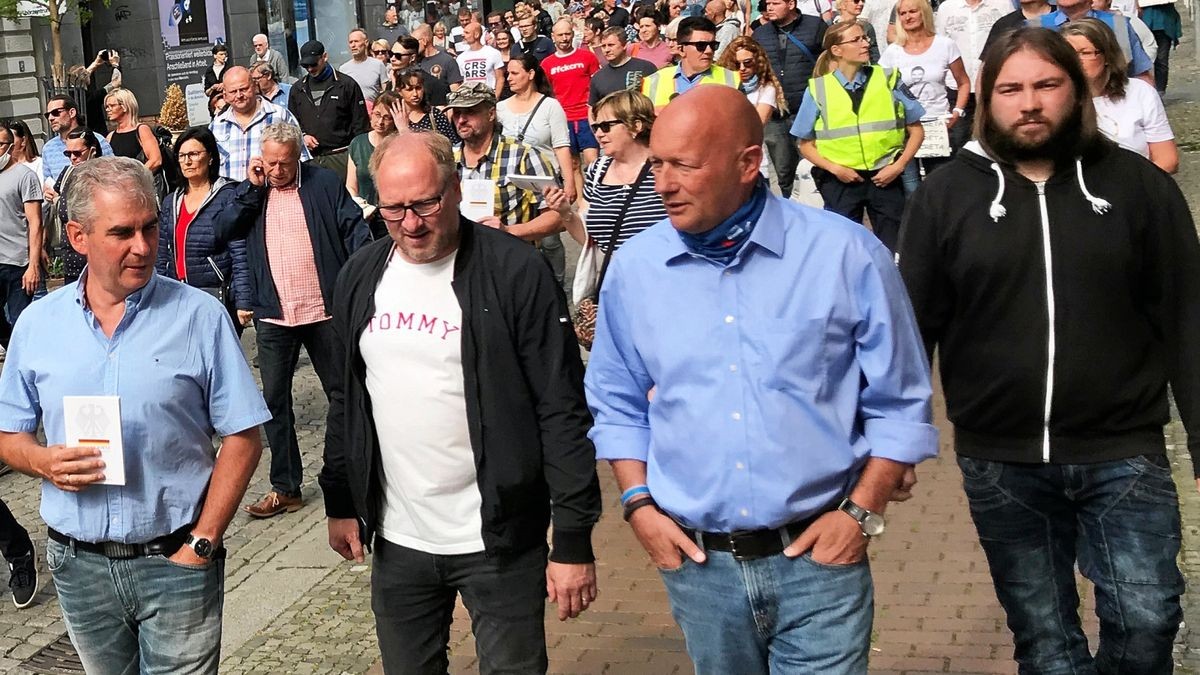 Unter die rund 750 Teilnehmer der Demo in Gera mischte sich auch Thomas Kemmerich (FDP, 2. von rechts).