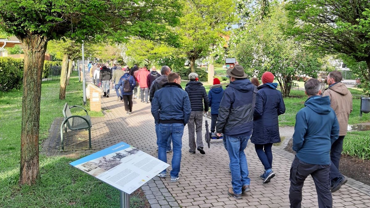 Etwa 120 Menschen beteiligten sich Montagabend an einem Spaziergang in Bad Frankenhausen in Corona-Zeiten. 