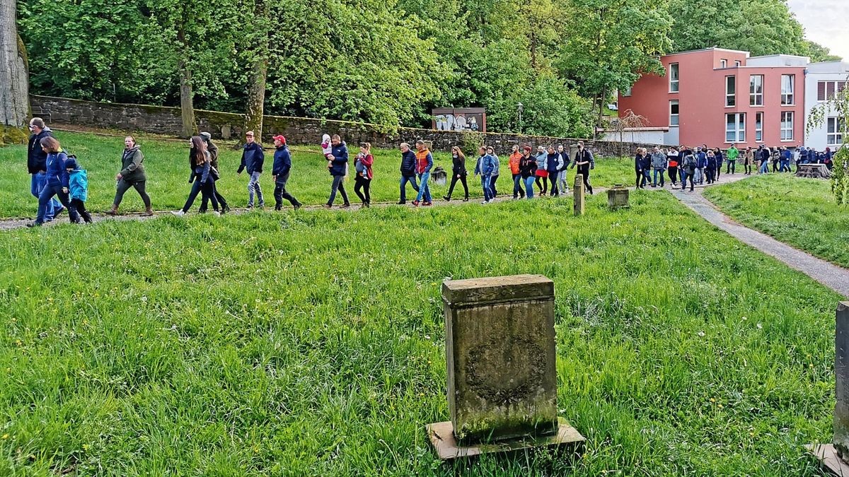 Etwa 130 Menschen aller Couleur vereinten sich am Montagabend zu einem „Spaziergang“ durch die Eisenacher Innenstadt, der auch über den alten Friedhof führte.