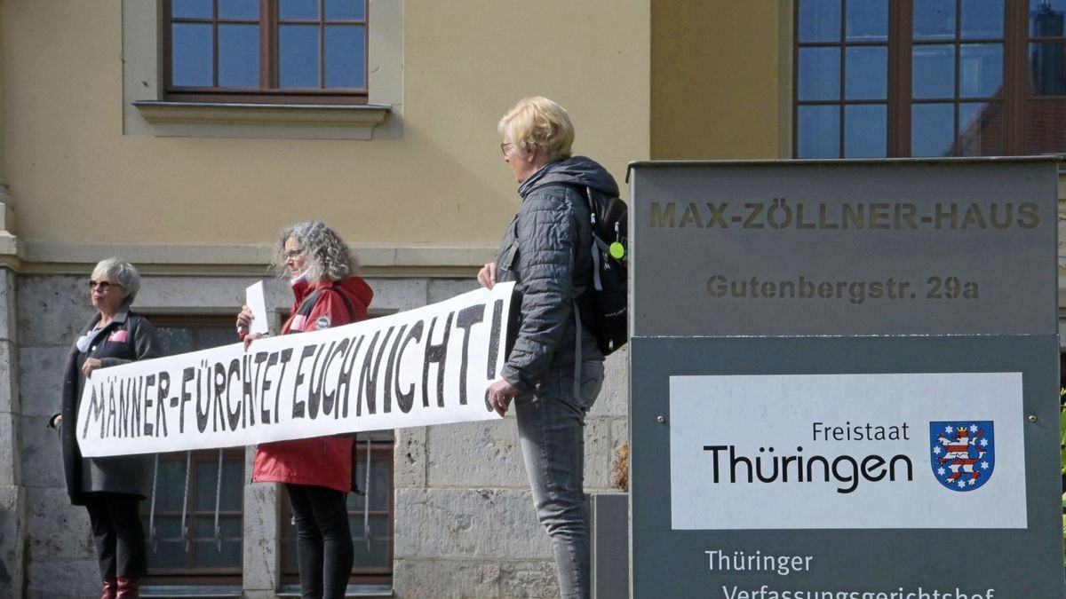 Mahnwache des Landesfrauenrates vor dem Thüringer Verfassungsgerichtshof in Weimar. Thüringens Verfassungsrichter prüfen eine Änderung im Thüringer Landeswahlgesetz, die mehr Frauen ins Parlament bringen soll.