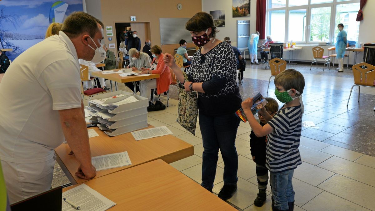 Hunderte Neustädter sind aufgefordert, sich an einer Studie zu Infektions- und Krankheitsverläufen zu beteiligen.  Lea Kittel lässt sich mit ihren beiden Söhnen Samuel und Anton testen. 