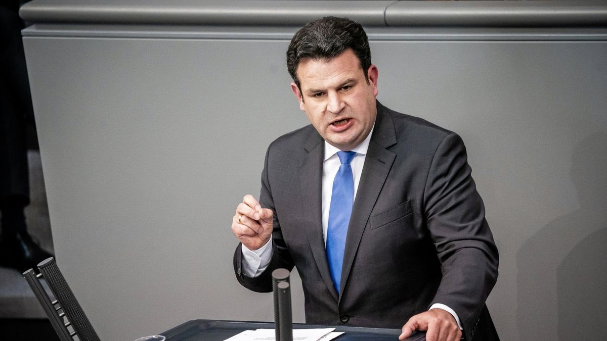 Hubertus Heil (SPD), Bundesminister für Arbeit und Soziales, spricht im Bundestag.