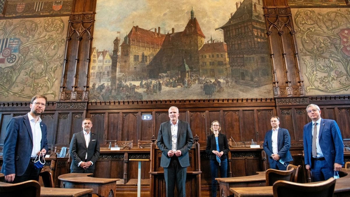 Die Oberbürgermeister der kreisfreien Städte: : v.l. Thomas Nitzsche (FDP), Oberbürgermeister von Jena, Julian Vonarb (parteilos), Oberbürgermeister von Gera, Andreas Bausewein (SPD), Oberbürgermeister von Erfurt, Katja Wolf Linke), Oberbürgermeisterin von Eisenach, Peter Kleine (parteilos), Oberbürgermeister von Weimar, André Knapp (CDU), Oberbürgermeister von Suhl beim Gruppenfoto im Ratssaal vom Erfurter Rathaus. 