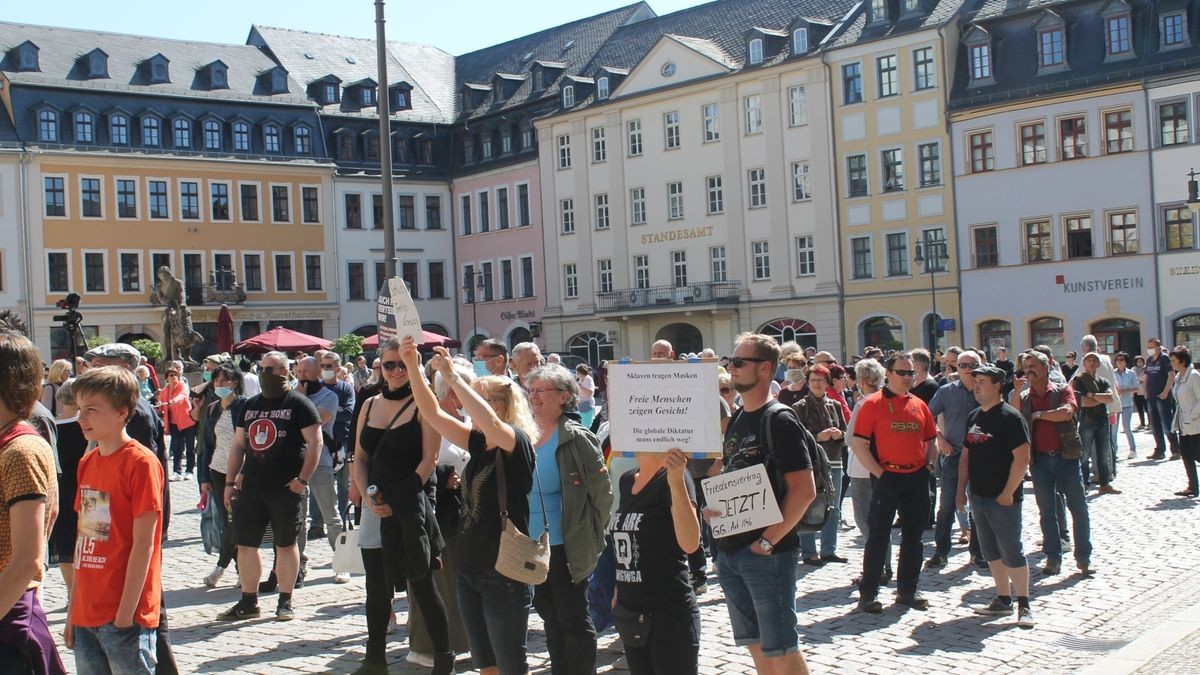 Der Corona-Spaziergang in Gera am Samstag war zu Ende, bevor er überhaupt begonnen hatte, da die Teilnehmer den Auflagen nicht nachgekommen waren und nicht nachkommen wollten.