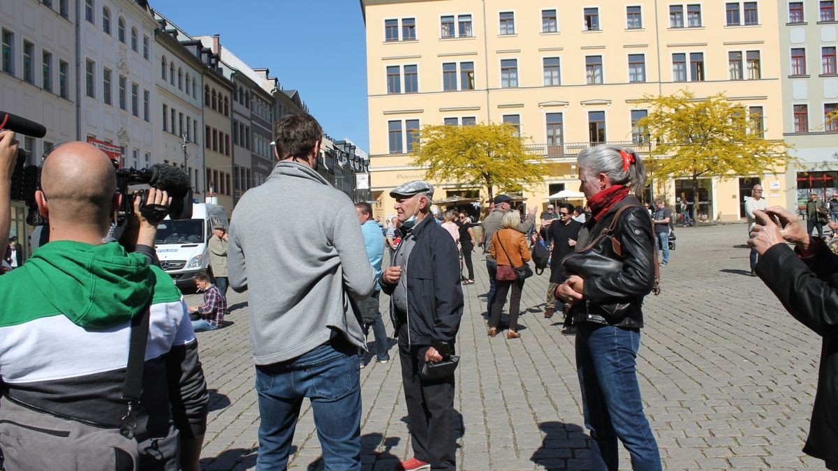 Einige Demonstranten versammelten sich daraufhin zu Sitzblockaden auf dem Markt.