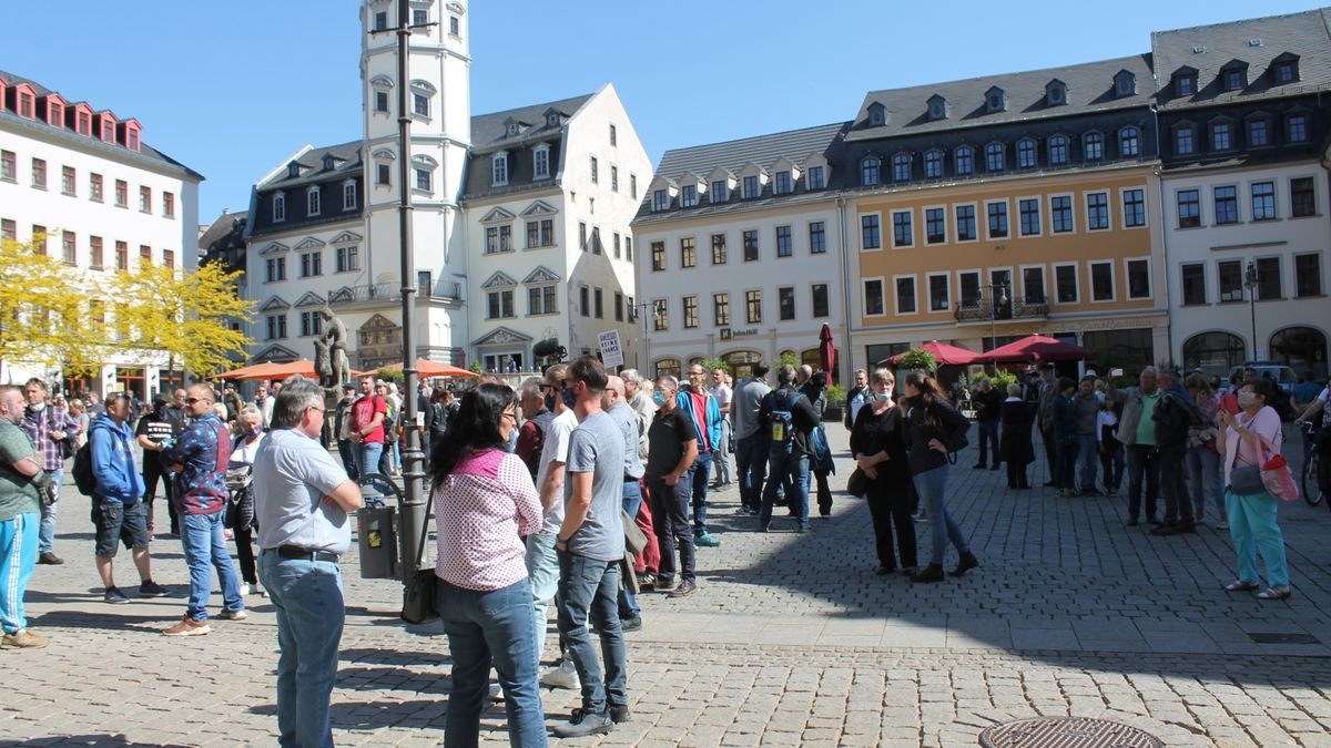 Von den geschätzt rund 200 Menschen kamen zahlreiche auch der mehrmaligen Aufforderung nicht nach.