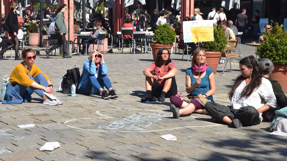 Rund 80 Teilnehmer kamen am Samstagnachmittag zu einer Kundgebung auf den Jenaer Holzmarkt zusammen. 