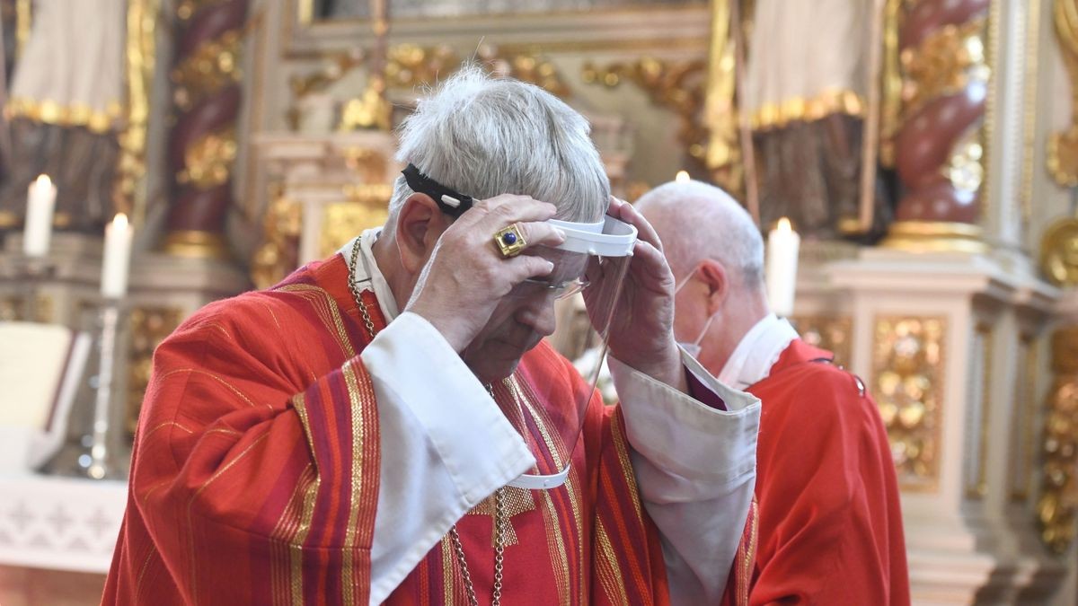 Anwesend in der Kirche waren jeweils nur die Firmlinge und deren Paten. Angehörige konnten die Gottesdienste zu Hause im Live-Stream verfolgen.