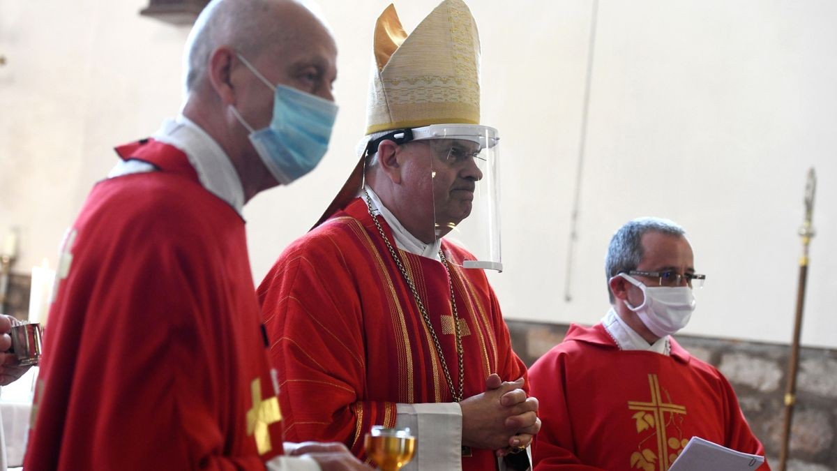 Firmung unter erschwerten Bedingungen: In Niederorschel empfingen am Samstag 31 junge Menschen in zwei Gottesdiensten das Sakrament der Firmung von Weihbischof Reinhard Hauke, der dabei aufgrund der Hygienemaßnahmen das Corona-Virus betreffend, ein Schutzvisier trug. Anwesend in der Kirche waren jeweils nur die Firmlinge und deren Paten. Eltern und andere Angehörige konnten die Gottesdienste zu Hause im Live-Stream verfolgen.