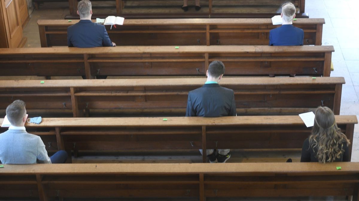 Firmung unter erschwerten Bedingungen: In Niederorschel im Eichsfeld empfingen Samstag 31 Menschen in zwei Gottesdiensten das Sakrament der Firmung von Weihbischof Reinhard Hauke, der aufgrund der Corona-Hygienemaßnahmen ein Schutzvisier trug. 