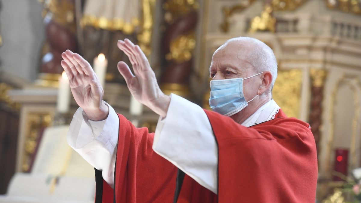 Firmung unter erschwerten Bedingungen: In Niederorschel im Eichsfeld empfingen Samstag 31 Menschen in zwei Gottesdiensten das Sakrament der Firmung von Weihbischof Reinhard Hauke, der aufgrund der Corona-Hygienemaßnahmen ein Schutzvisier trug. 