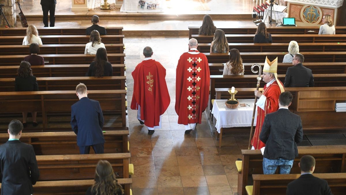 Firmung unter erschwerten Bedingungen: In Niederorschel im Eichsfeld empfingen Samstag 31 Menschen in zwei Gottesdiensten das Sakrament der Firmung von Weihbischof Reinhard Hauke, der aufgrund der Corona-Hygienemaßnahmen ein Schutzvisier trug. 