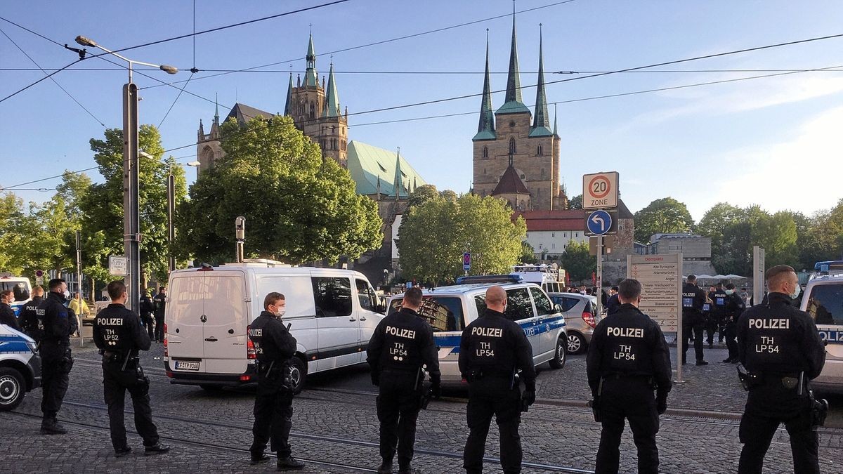 Polizei löst Demo in Erfurt auf.