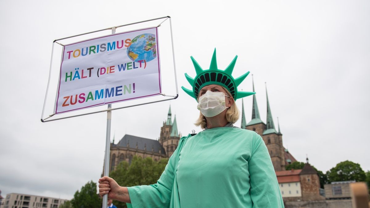 Bundesweite Demonstration von Reisebusunternehmen, Reisebüros und Reiseveranstaltern mit 30 Reisebussen und 20 Pkw der Reisebranche mit einer Fahrt vom Landtag zum Domplatz. Im Foto: Reiseunternehmerin Bettina Eggert, aus Osterode im Harz, hat sich als Freiheitsstatue verkleidet 