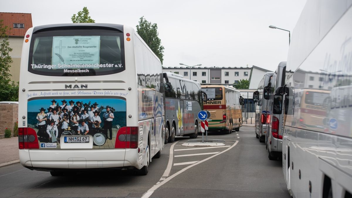 Bundesweite Demonstration von Reisebusunternehmen, Reisebüros und Reiseveranstaltern mit 30 Reisebussen und 20 Pkw der Reisebranche mit einer Fahrt vom Landtag zum Domplatz.