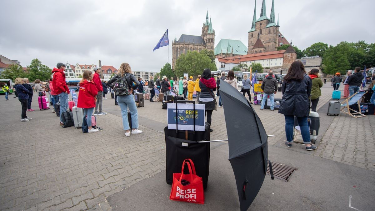 undesweite Demonstration von Reisebusunternehmen, Reisebüros und Reiseveranstaltern mit 30 Reisebussen und 20 Pkw der Reisebranche mit einer Fahrt vom Landtag zum Domplatz.