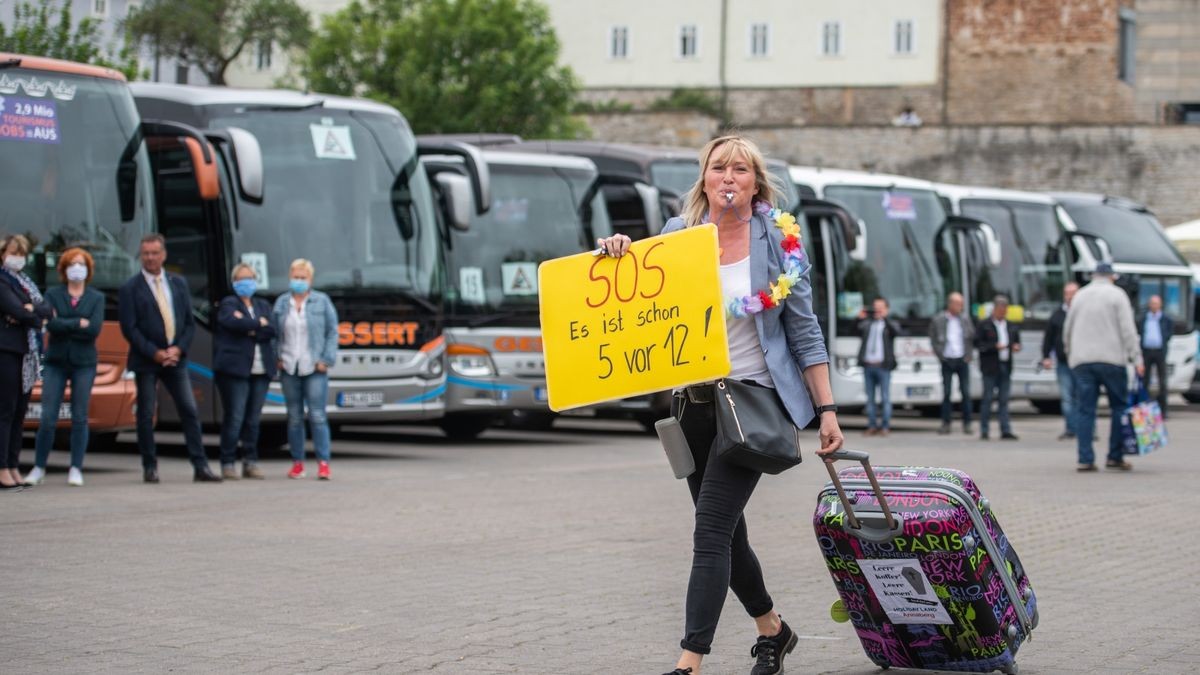 Bundesweite Demonstration von Reisebusunternehmen, Reisebüros und Reiseveranstaltern mit 30 Reisebussen und 20 Pkw der Reisebranche mit einer Fahrt vom Landtag zum Domplatz.