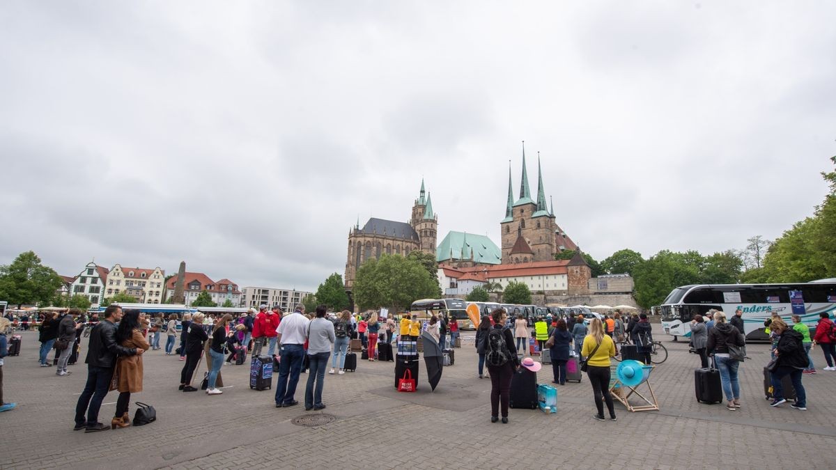 Bundesweite Demonstration von Reisebusunternehmen, Reisebüros und Reiseveranstaltern mit 30 Reisebussen und 20 Pkw der Reisebranche mit einer Fahrt vom Landtag zum Domplatz.