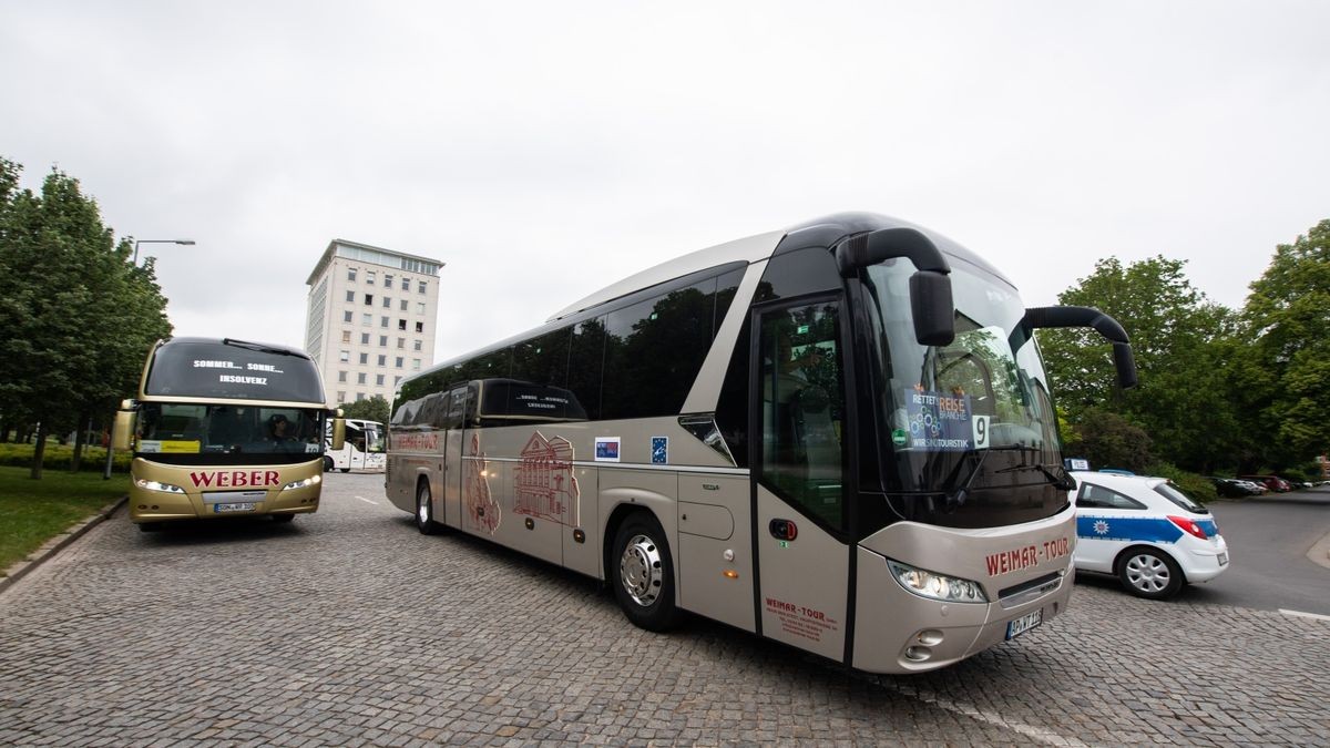 Bundesweite Demonstration von Reisebusunternehmen, Reisebüros und Reiseveranstaltern mit 30 Reisebussen und 20 Pkw der Reisebranche mit einer Fahrt vom Landtag zum Domplatz.