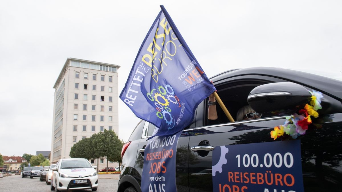 Bundesweite Demonstration von Reisebusunternehmen, Reisebüros und Reiseveranstaltern mit 30 Reisebussen und 20 Pkw der Reisebranche mit einer Fahrt vom Landtag zum Domplatz.