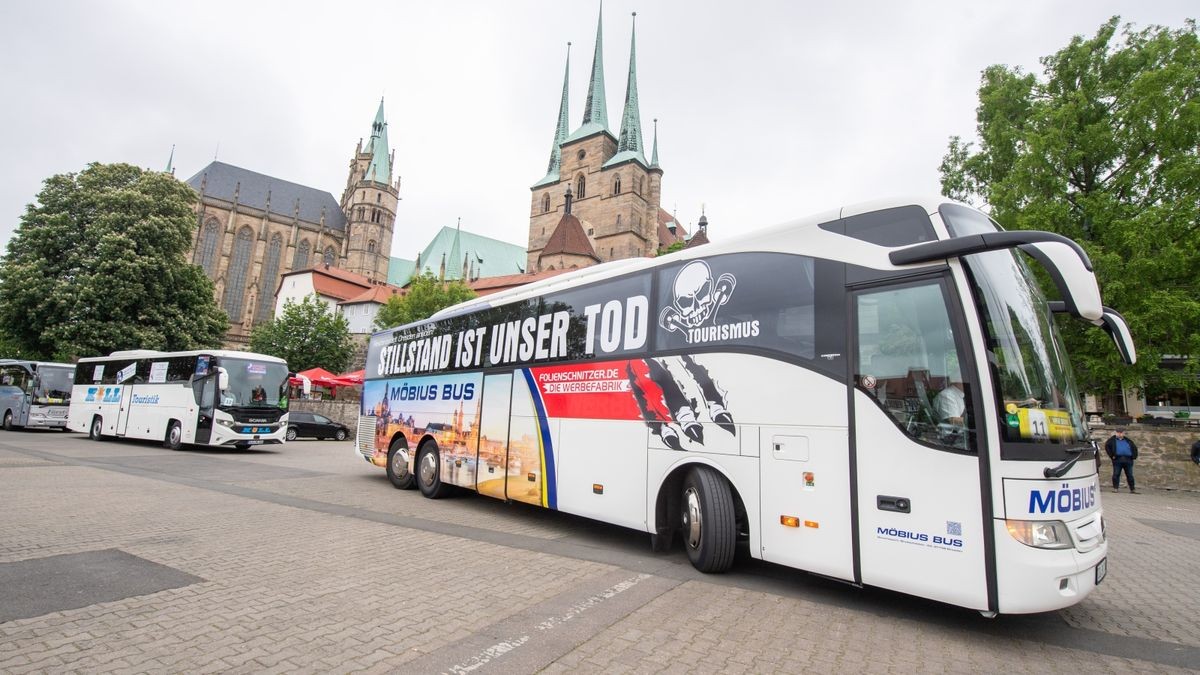 Bundesweite Demonstration von Reisebusunternehmen, Reisebüros und Reiseveranstaltern mit 30 Reisebussen und 20 Pkw der Reisebranche mit einer Fahrt vom Landtag zum Domplatz.