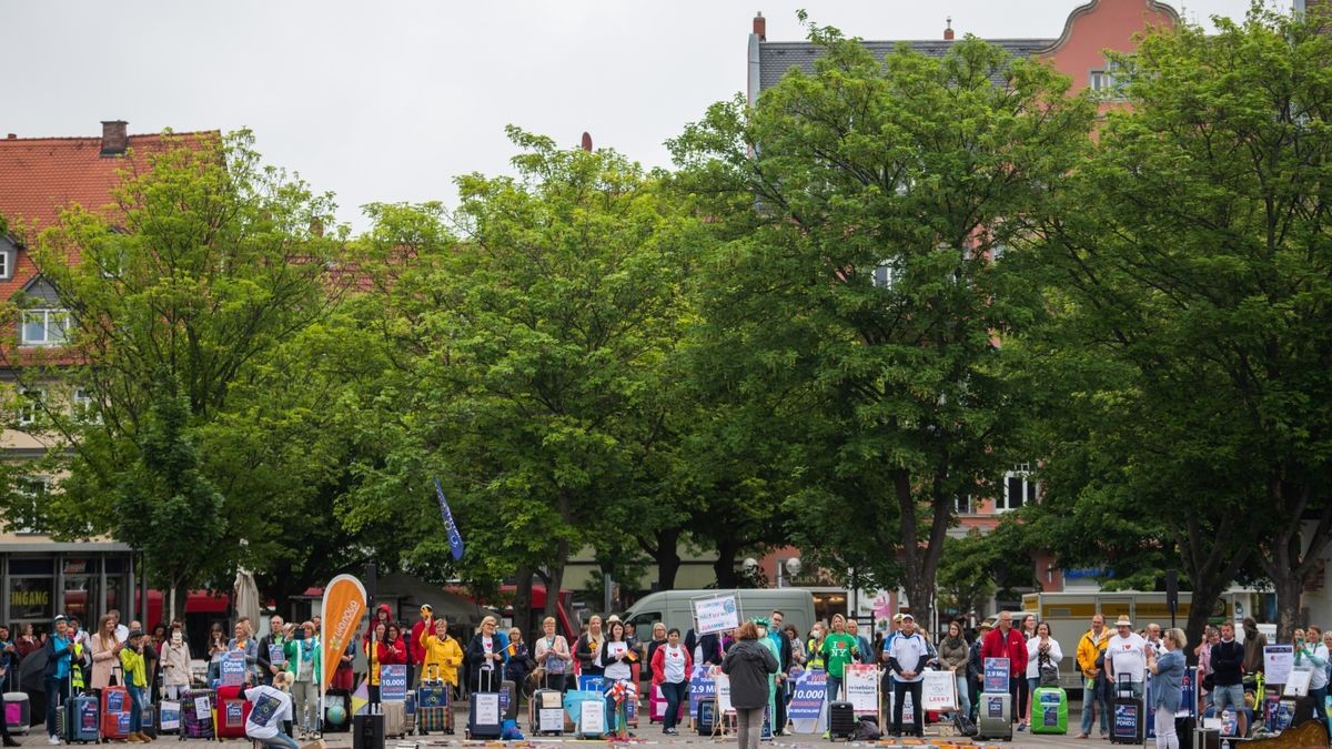 Bundesweite Demonstration von Reisebusunternehmen, Reisebüros und Reiseveranstaltern mit 30 Reisebussen und 20 Pkw der Reisebranche mit einer Fahrt vom Landtag zum Domplatz.