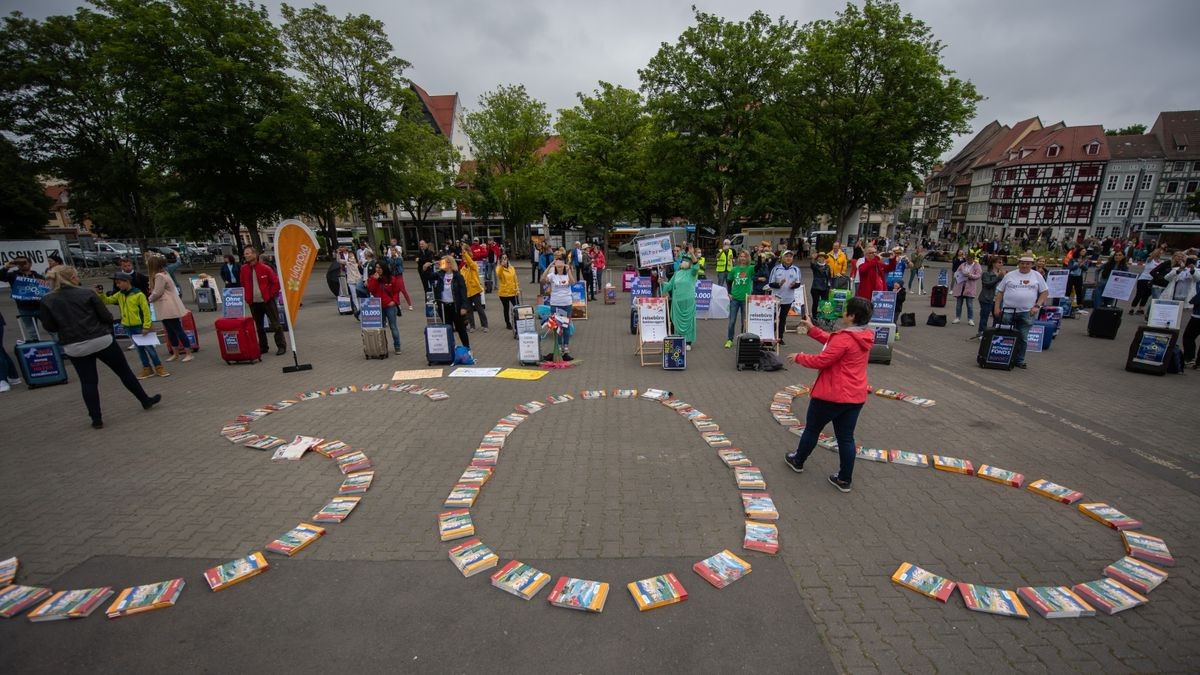 Bundesweite Demonstration von Reisebusunternehmen, Reisebüros und Reiseveranstaltern mit 30 Reisebussen und 20 Pkw der Reisebranche mit einer Fahrt vom Landtag zum Domplatz.