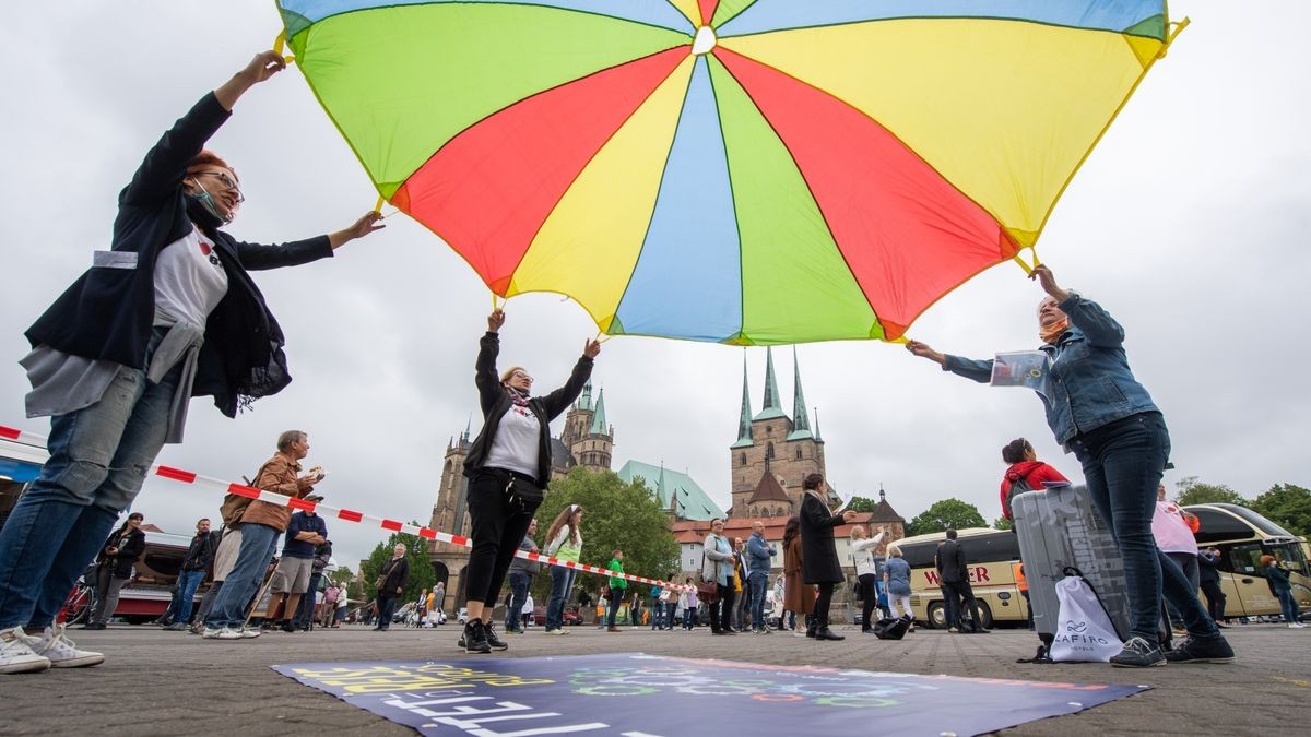 Bundesweite Demonstration von Reisebusunternehmen, Reisebüros und Reiseveranstaltern mit 30 Reisebussen und 20 Pkw der Reisebranche mit einer Fahrt vom Landtag zum Domplatz.