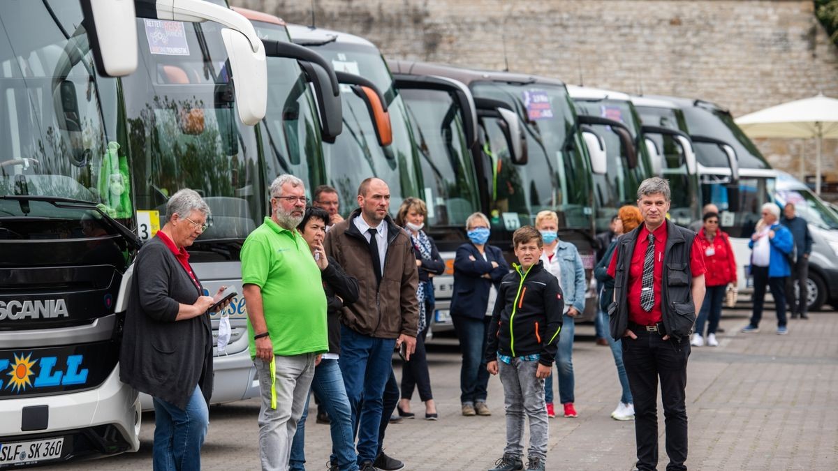 Bundesweite Demonstration von Reisebusunternehmen, Reisebüros und Reiseveranstaltern mit 30 Reisebussen und 20 Pkw der Reisebranche mit einer Fahrt vom Landtag zum Domplatz.