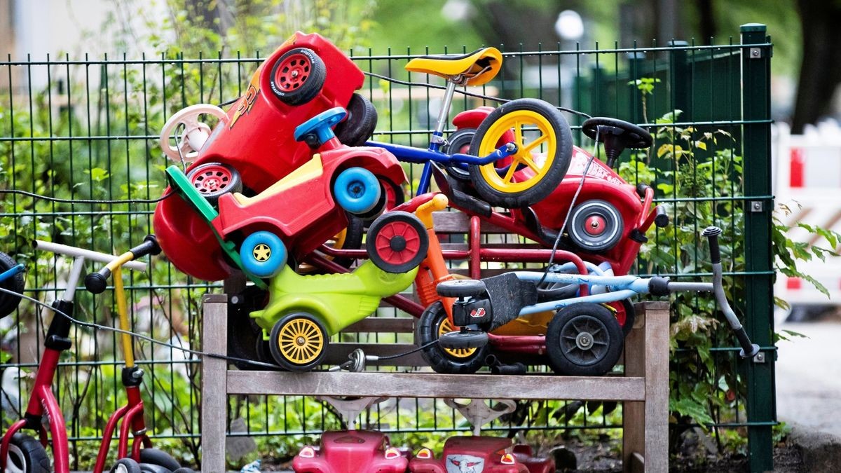 Spielautos und andere Gefährte sollen bald wieder durch die Freigelände der Kindertagesstätten rollen – wenn es nach den Verantwortlichen der Stadt geht.