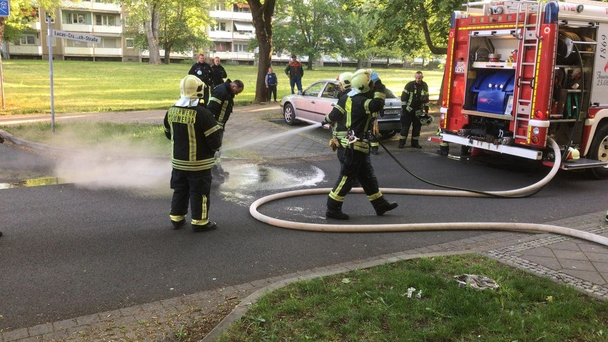 50 Brandbekämpfer aus den Freiwilligen Wehren von Sömmerda und den Ortsteilen Leubingen, Frohndorf/Orlishausen sowie Wenigensömmern mit insgesamt 11 Fahrzeugen fuhren vor.