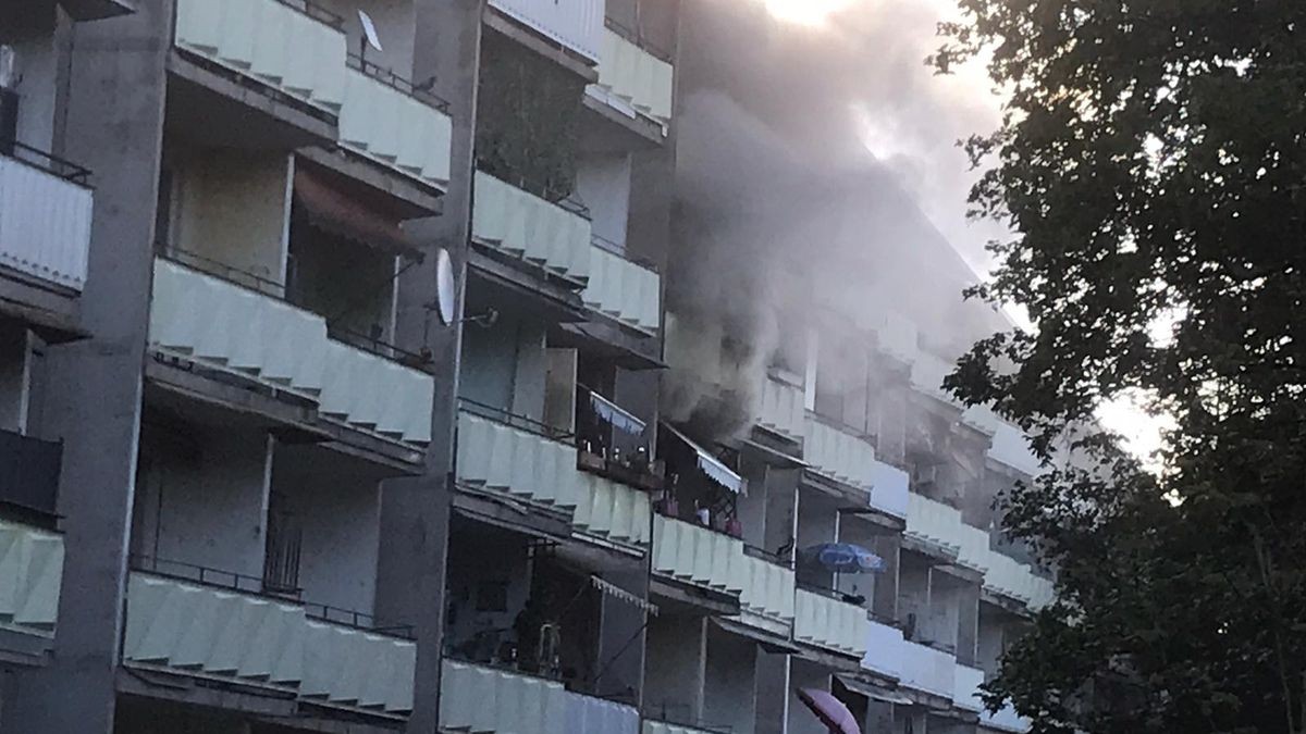 Die Einsatzkräfte holten ein Kind aus der brennenden Wohnung, löschten den Brand und kümmerten sich um die Betroffenen.