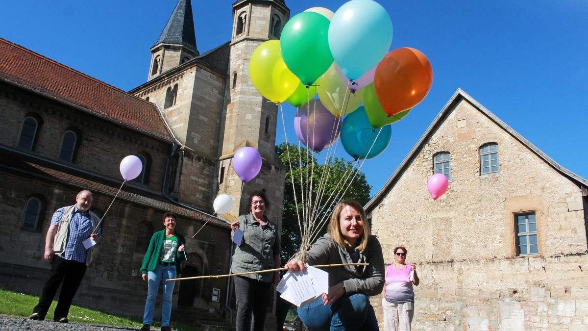 Vor der Basilika von Münchenlohra verteilte Pfarrerin Annegret Steinke (vorn) mit Helium gefüllte Luftballons. In allen zehn Orten des Pfarrbereichs stiegen mehr als 200 Ballons punkt 11 Uhr in den Himmel. Im Bild hinten von links: Karl-Ludwig Köhn, Nora Engel, Liane Köhn und Ina Rehschuh.