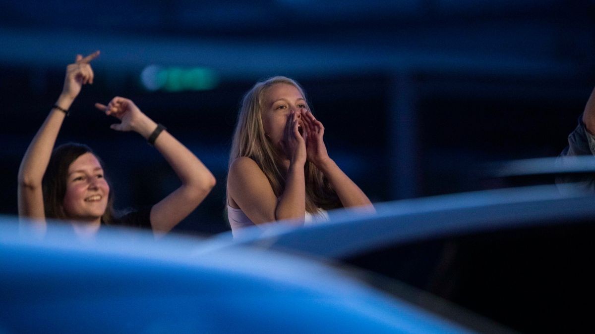 Revolverheld bringen bei bestem Wetter ihre größten Hits zum Autokonzert an der Messe in Erfurt.