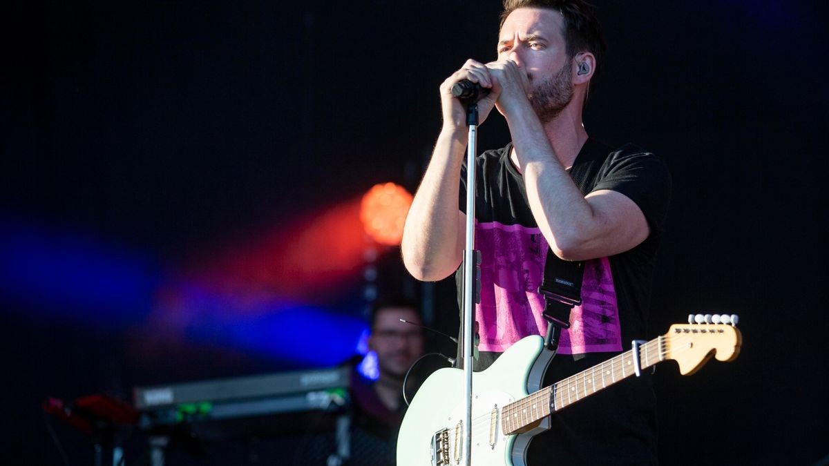 Revolverheld bringen bei bestem Wetter ihre größten Hits zum Autokonzert an der Messe in Erfurt.