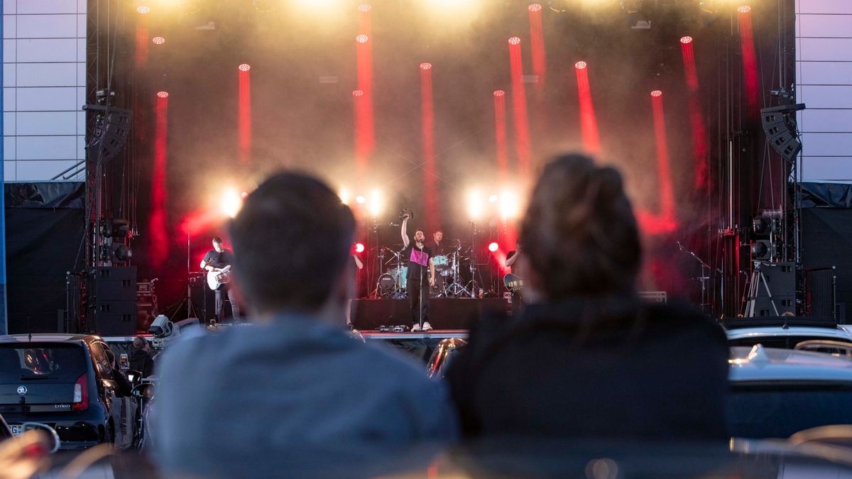 Revolverheld bringen bei bestem Wetter ihre größten Hits zum Autokonzert an der Messe in Erfurt.